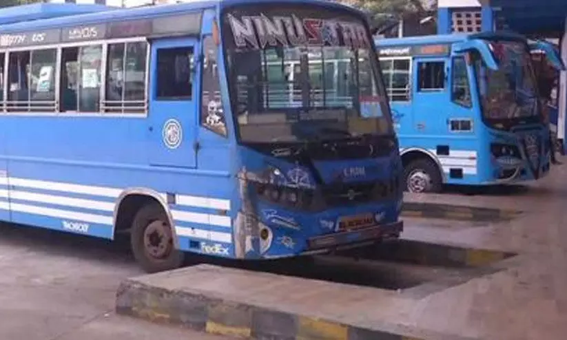 വാട്സ്ആപ് ബസ് പണിമുടക്ക് ; വലഞ്ഞ് ജനം