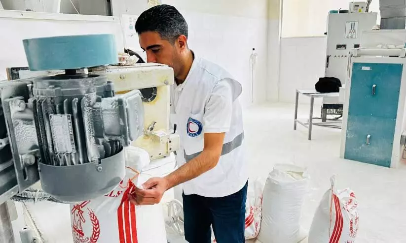 വിതരണത്തിനായുള്ള മാവ് തയാറാക്കുന്നു വിതരണത്തിനായുള്ള മാവ് തയാറാക്കുന്നു