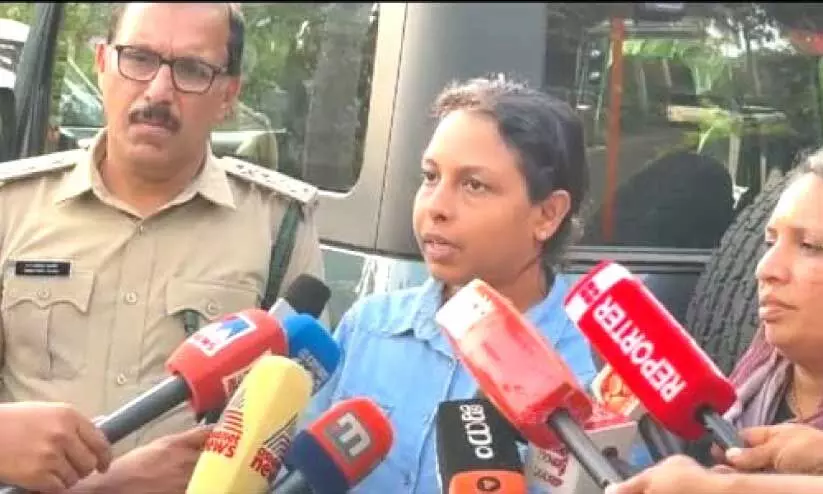 സി.​സി.​എ​ഫ് കെ.​എ​സ്. ദീ​പ മാ​ധ്യ​മ പ്ര​വ​ർ​ത്ത​ക​രോ​ട് സം​സാ​രി​ക്കു​ന്നു