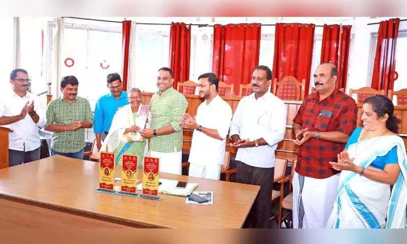 എസ്.എസ്.എല്.സി തുല്യത പരീക്ഷയില് എ പ്ലസ് കിട്ടിയ സി.വി. സാറാക്കുട്ടിയെ ജില്ല പഞ്ചായത്ത് പ്രസിഡന്റ് സംഷാദ് മരക്കാര് ആദരിക്കുന്നു എസ്.എസ്.എല്.സി തുല്യത പരീക്ഷയില് എ പ്ലസ് കിട്ടിയ സി.വി. സാറാക്കുട്ടിയെ ജില്ല പഞ്ചായത്ത് പ്രസിഡന്റ് സംഷാദ് മരക്കാര് ആദരിക്കുന്നു