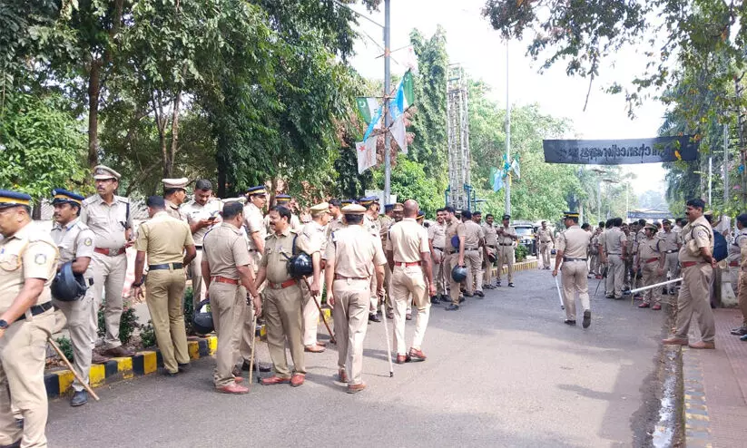 ഗവർണർ ആരിഫ് മുഹമ്മദ് ഖാൻ കാലിക്കറ്റ് സർവകലാശാലയിൽ എത്തും മുമ്പ് കനത്ത കാവലൊരുക്കി പൊലീസ് ഗവർണർ ആരിഫ് മുഹമ്മദ് ഖാൻ കാലിക്കറ്റ് സർവകലാശാലയിൽ എത്തും മുമ്പ് കനത്ത കാവലൊരുക്കി പൊലീസ്