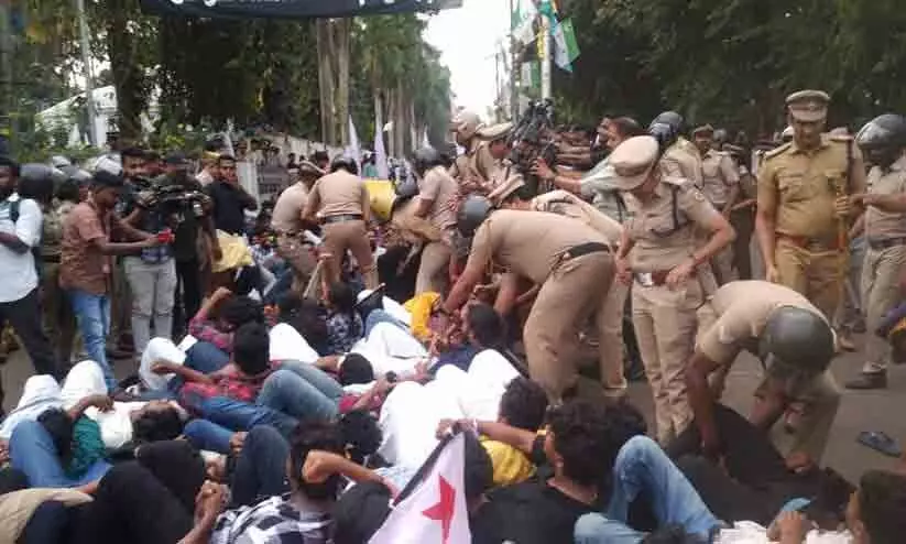 കാലിക്കറ്റിൽ ഗവർണർക്കെതിരെ എസ്.എഫ്.ഐ പ്രതിഷേധം; പ്രവർത്തകരെ അറസ്റ്റ് ചെയ്ത് നീക്കി കാലിക്കറ്റിൽ ഗവർണർക്കെതിരെ എസ്.എഫ്.ഐ പ്രതിഷേധം; പ്രവർത്തകരെ അറസ്റ്റ് ചെയ്ത് നീക്കി