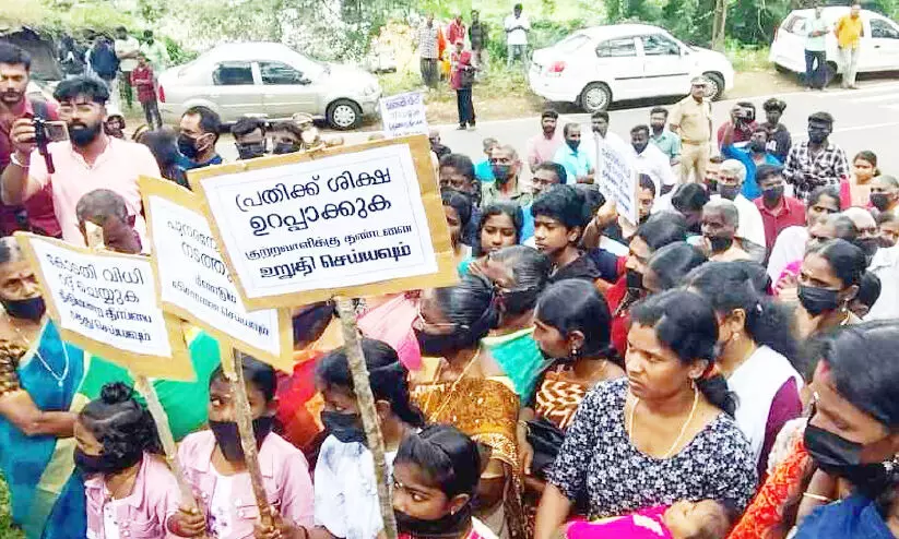 വണ്ടിപ്പെരിയാർ പീഡനക്കൊല: പൊലീസ് ​സ്റ്റേഷനിലേക്ക് വായ് മൂടിക്കെട്ടി മാർച്ച്