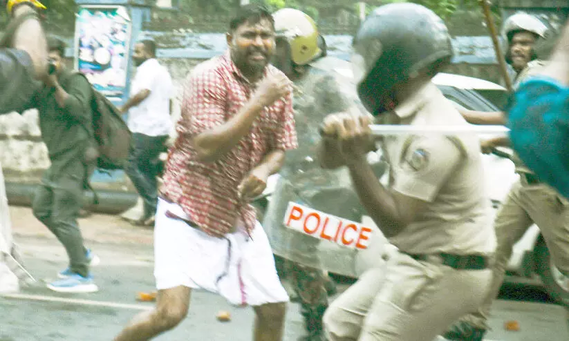 മുഖ്യമന്ത്രിയുടെ സുരക്ഷ ഉദ്യോഗസ്ഥന്റെ വീട്ടിലേക്ക് യൂത്ത് കോൺഗ്രസ് പ്രതിഷേധം, സംഘർഷം മുഖ്യമന്ത്രിയുടെ സുരക്ഷ ഉദ്യോഗസ്ഥന്റെ വീട്ടിലേക്ക് യൂത്ത് കോൺഗ്രസ് പ്രതിഷേധം, സംഘർഷം
