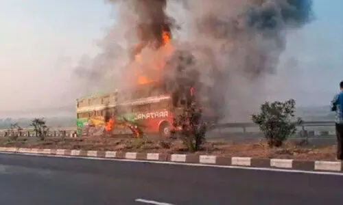 വി​ജ​യ​പു​ര​യി​ൽ ഓ​ടി​ക്കൊ​ണ്ടി​രു​ന്ന ബ​സി​ന് തീ​പി​ടി​ച്ചു