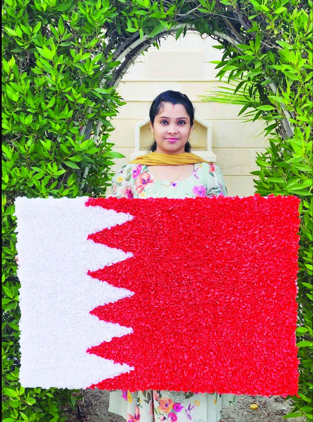 ദേശീയ ദിനത്തിന് ക്രാഫ്റ്റ് വർക്കിൽ തീർത്ത പതാകയുമായി മലയാളി യുവതി ദേശീയ ദിനത്തിന് ക്രാഫ്റ്റ് വർക്കിൽ തീർത്ത പതാകയുമായി മലയാളി യുവതി