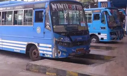 വാട്സ്ആപ് ബസ് പണിമുടക്ക് ; വലഞ്ഞ് ജനം