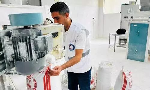 വി​ത​ര​ണ​ത്തി​നാ​യു​ള്ള മാ​വ് ത​യാ​റാ​ക്കു​ന്നു