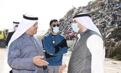 ഏ​ഴാം റി​ങ് റോ​ഡി​ന് സ​മീ​പ​മു​ള്ള മാ​ലി​ന്യ​കേ​ന്ദ്രം അ​ധി​കൃ​ത​ർ സ​ന്ദ​ർ​ശി​ക്കു​ന്നു