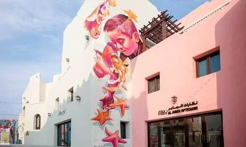 വേ​ൾ​ഡ് വൈ​ഡ് വാ​ൾ​സ് ദോ​ഹ​യു​ടെ ഭാ​ഗ​മാ​യി മി​ന ഓ​ൾ​ഡ് പോ​ർ​ട്ടി​ലെ ചു​വ​രു​ക​ളി​ൽ തീ​ർ​ത്ത മ്യൂ​റ​ൽ ചി​ത്ര​ങ്ങ​ൾ