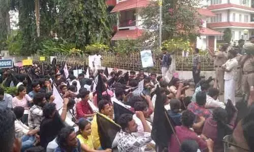 കാലിക്കറ്റ് യൂനിവേഴ്സിറ്റിയിൽ ഗവർണർക്കെതിരെ എസ്.എഫ്.ഐ ഉപരോധ സമരം കാലിക്കറ്റ് യൂനിവേഴ്സിറ്റിയിൽ ഗവർണർക്കെതിരെ എസ്.എഫ്.ഐ ഉപരോധ സമരം