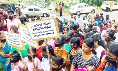 വണ്ടിപ്പെരിയാർ പീഡനക്കൊല: പൊലീസ് ​സ്റ്റേഷനിലേക്ക് വായ് മൂടിക്കെട്ടി മാർച്ച്