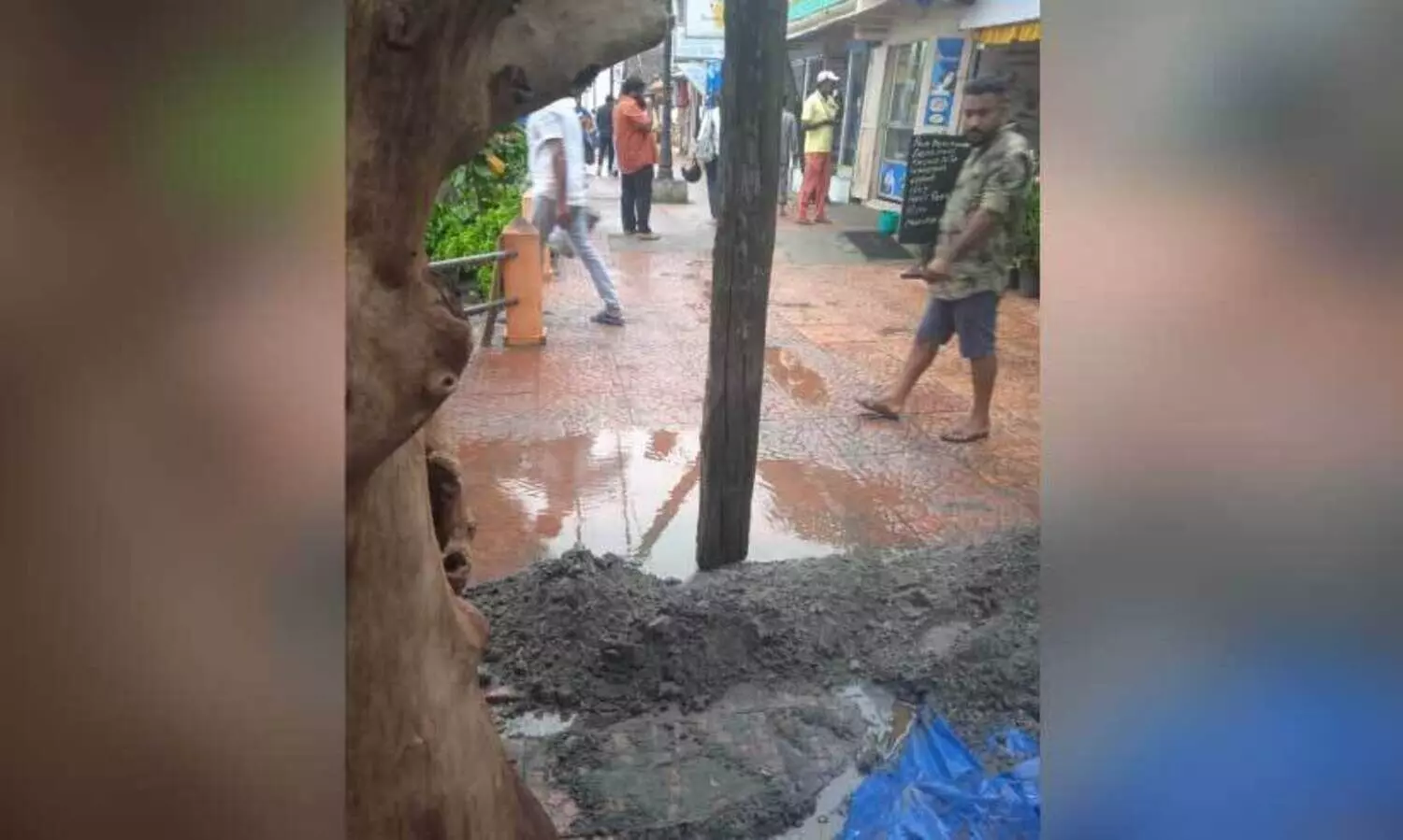 കോ​വ​ളം ബീ​ച്ചി​ലെ ന​ട​പ്പാ​ത​യി​ൽ മ​ലി​ന ജ​ലം കെ​ട്ടി​ക്കി​ട​ക്കു​ന്നു