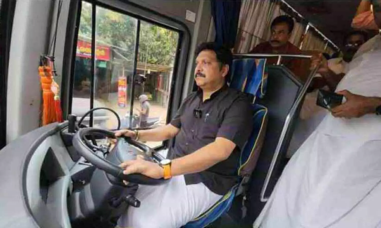 ന​വ​കേ​ര​ള സ​ദ​സ്സി​ന് മു​ന്നോ​ടി​യാ​യി കെ.​ബി. ഗ​ണേ​ഷ്​​കു​മാ​ര്‍ എം.​എ​ല്‍.​എ ബ​സി​ന്റെ പ​രീ​ക്ഷ​ണ​യോ​ട്ടം ന​ട​ത്തു​ന്നു