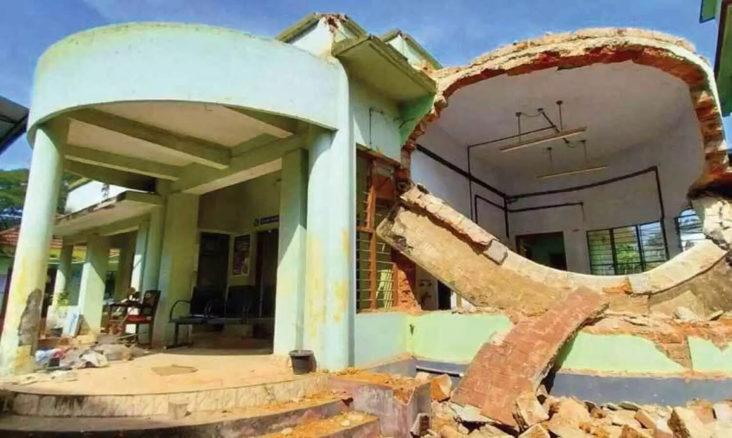 ചാ​ല​ക്കു​ടി താ​ലൂ​ക്ക് ഗ്ര​ന്ഥ​ശാ​ല സം​ഘം ഓ​ഫി​സി​ന്റെ ലൈ​ബ്ര​റി പൊ​ളി​ച്ച​പ്പോ​ൾ