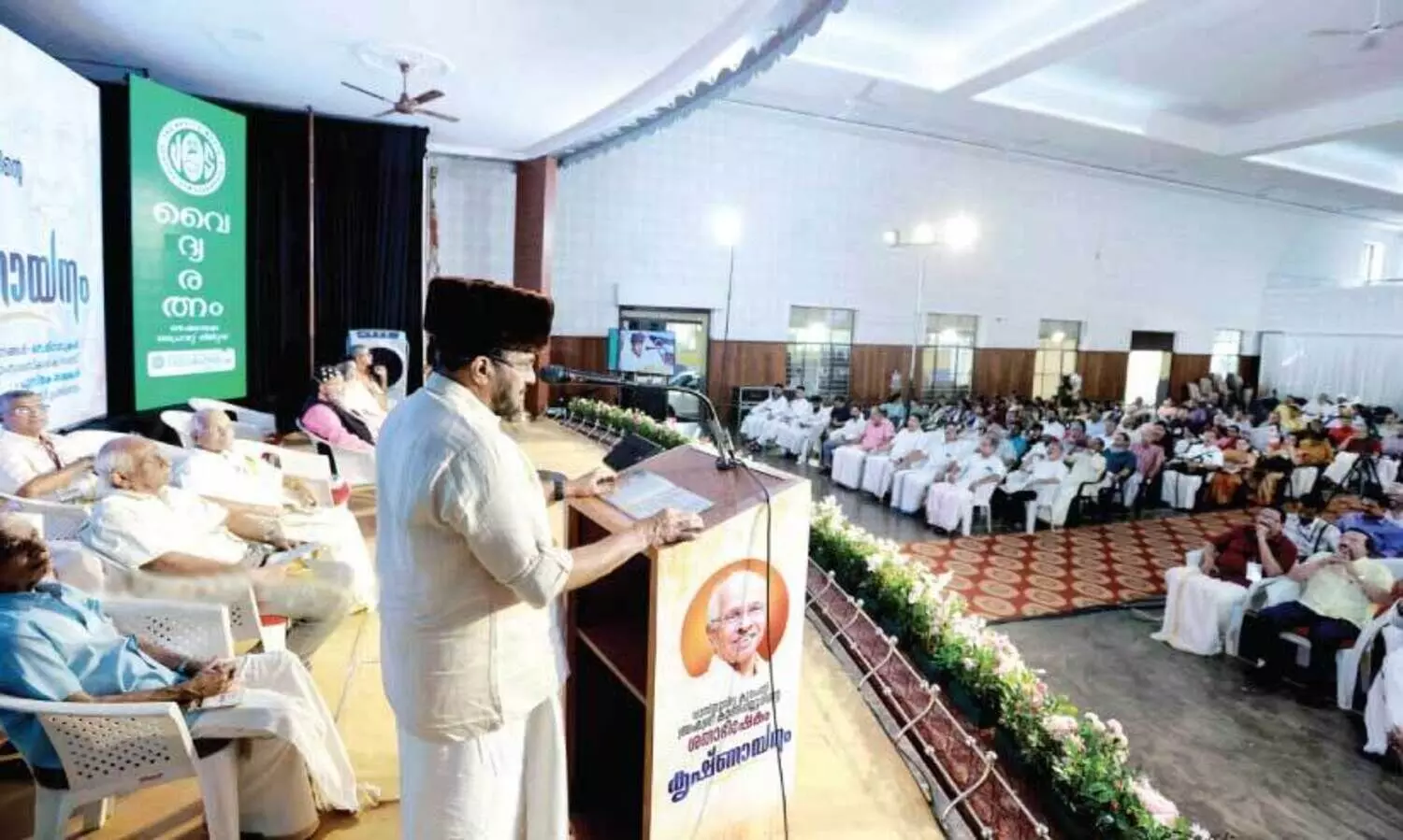 കു​ന്നം​കു​ള​ത്ത് കാ​ണി​പ്പ​യ്യൂ​ർ ന​മ്പൂ​തി​രി​പ്പാ​ട് ശ​താ​ഭി​ഷേ​കം ‘കൃ​ഷ്ണാ​യ​നം’ എം.​പി. അ​ബ്ദു​സ്സ​മ​ദ്  സ​മ​ദാ​നി എം.​പി ഉ​ദ്ഘാ​ട​നം ചെ​യ്യു​ന്നു