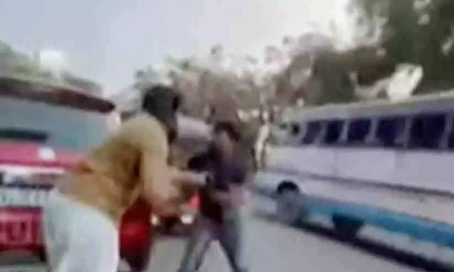 കാറിൽ ബസ് തട്ടിയത് ചോദ്യം ചെയ്തു; കോഴിക്കോട്ട് ദമ്പതികൾക്ക് ബസ് ഡ്രൈവറുടെ ക്രൂര മർദനം