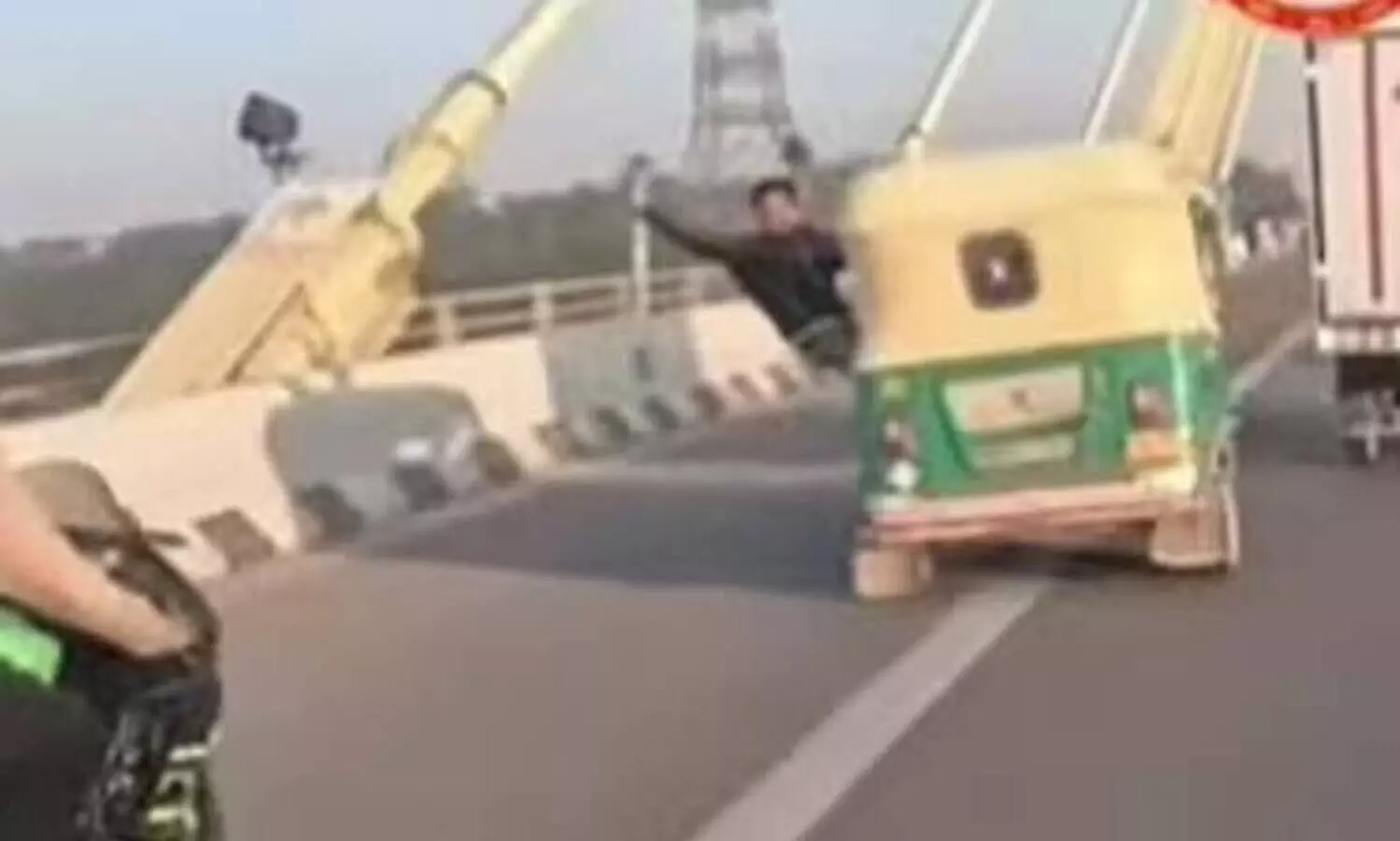 സൈക്കിൾ യാത്രികനെ ഇടിച്ചിട്ടു; ഓടുന്ന ഓട്ടോറിക്ഷയിൽ അഭ്യാസം: മുട്ടൻ പണി നൽകി പൊലീസ്