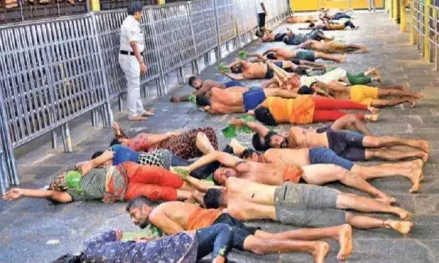 കർണാടകയിലെ ക്ഷേത്രത്തിൽ നൂറോളം ഭക്തർ എച്ചിലിലുരുണ്ട് ‘എഡെസ്നാന’ നടത്തി