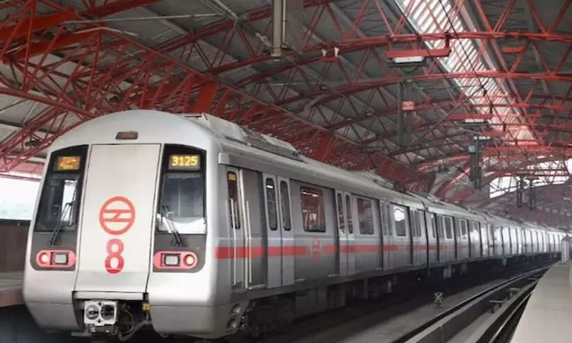 മെട്രോയുടെ വാതിലിൽ സാരി കുടുങ്ങി ഗുരുതരമായി പരിക്കേറ്റ യുവതി മരിച്ചു മെട്രോയുടെ വാതിലിൽ സാരി കുടുങ്ങി ഗുരുതരമായി പരിക്കേറ്റ യുവതി മരിച്ചു