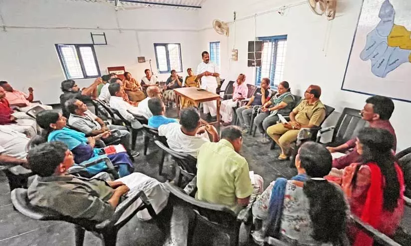 വാകേരിയിൽ സംയുക്തയോഗത്തിൽ ഐ.സി. ബാലകൃഷ്ണൻ എം.എൽ.എ സംസാരിക്കുന്നു വാകേരിയിൽ സംയുക്തയോഗത്തിൽ ഐ.സി. ബാലകൃഷ്ണൻ എം.എൽ.എ സംസാരിക്കുന്നു