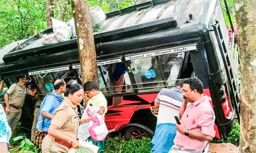 വണ്ണപ്പുറം മുണ്ടന്മുടിക്ക് സമീപം ബസ് തെന്നിമാറി   19 പേർക്ക്​ പരിക്ക്​