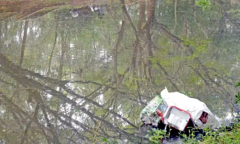 സരോവരത്തിനു സമീപത്തെ കനോലി കനാലിൽ മാലിന്യം നിക്ഷേപിച്ച നിലയിൽ