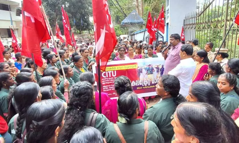 ഹ​രി​ത​ക​ർ​മ​സേ​ന യൂ​നി​യ​ൻ ജി​ല്ല ക​മ്മി​റ്റി മാ​ർ​ച്ച് സി.​ഐ.​ടി.​യു ജി​ല്ല ജ​ന. സെ​ക്ര​ട്ട​റി സാ​ബു അ​ബ്ര​ഹാം ഉ​ദ്ഘാ​ട​നം ചെ​യ്യു​ന്നു