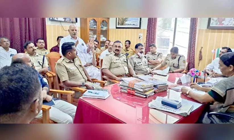 നഗരസഭ ചെയർപേഴ്സൻ കെ. എം. ജമുനാറാണിയുടെ അധ്യക്ഷതയിൽ ചേർന്ന ട്രാഫിക് റെഗുലേറ്ററി കമ്മിറ്റി അടിയന്തര യോഗം