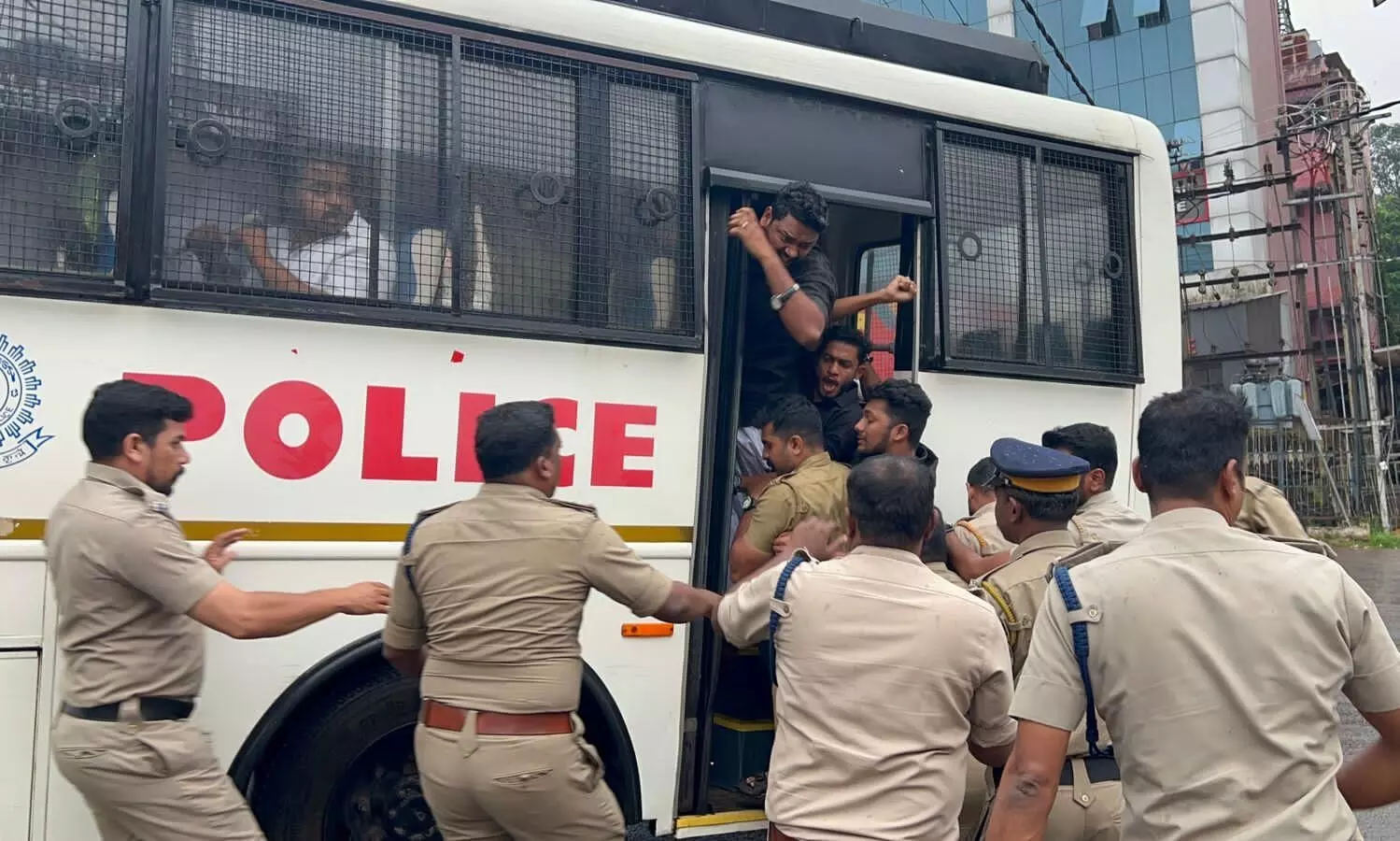 നവ കേരള സദസ് പത്തനംതിട്ടയിൽ; യൂത്ത് കോൺഗ്രസ് നേതാക്കളെ കരുതൽ തടങ്കലിലാക്കി നവ കേരള സദസ് പത്തനംതിട്ടയിൽ; യൂത്ത് കോൺഗ്രസ് നേതാക്കളെ കരുതൽ തടങ്കലിലാക്കി