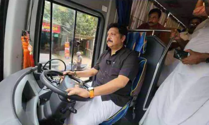 ന​വ​കേ​ര​ള സ​ദ​സ്സി​ന് മു​ന്നോ​ടി​യാ​യി കെ.​ബി. ഗ​ണേ​ഷ്​​കു​മാ​ര്‍ എം.​എ​ല്‍.​എ ബ​സി​ന്റെ പ​രീ​ക്ഷ​ണ​യോ​ട്ടം ന​ട​ത്തു​ന്നു