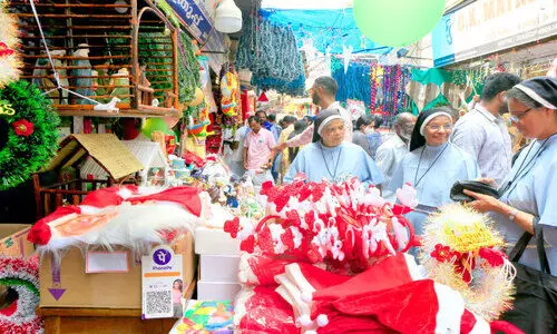 ക്രിസ്​മസും പുതുവത്സരവും വരുന്നു; മിന്നിത്തിളങ്ങി വിപണി
