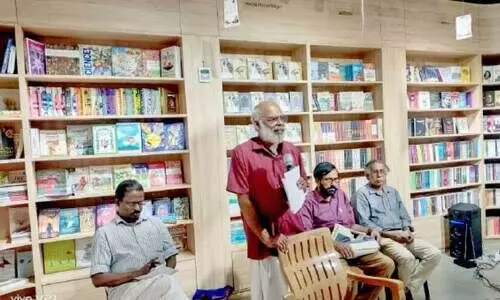 കെ.​പി. രാ​മ​നു​ണ്ണി​യു​ടെ ‘ദൈ​വ​ത്തി​ന്റെ പു​സ്ത​കം’ ച​ര്‍ച്ച​യി​ൽ വി​ജു നാ​യ​ര​ങ്ങാ​ടി സം​സാ​രി​ക്കു​ന്നു