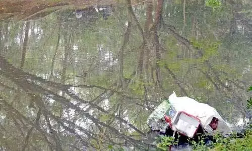 സരോവരത്തിനു സമീപത്തെ കനോലി കനാലിൽ മാലിന്യം നിക്ഷേപിച്ച നിലയിൽ