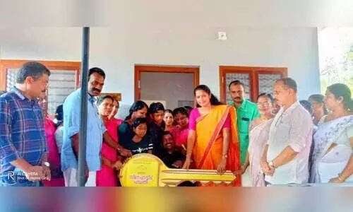 ആ​റ​ളം കൂ​ട്ട​ക്ക​ള​ത്ത് കു​ടു​ംബ​ശ്രീ നി​ർ​മി​ച്ച സ്‌​നേ​ഹ വീ​ടി​ന്റെ താ​ക്കോ​ൽദാ​നം ജി​ല്ല പ​ഞ്ചാ​യ​ത്ത് പ്ര​സി​ഡ​ന്റ് പി.​പി. ദി​വ്യ നി​ർവ​ഹി​ക്കു​ന്നു