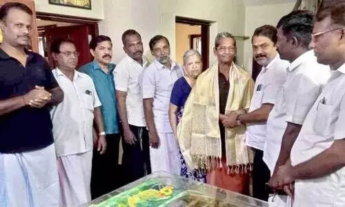 പാ​ക്കി​സ്താ​നെ​തി​രെ​യു​ള്ള യു​ദ്ധ​ത്തി​ൽ പ​ങ്കെ​ടു​ത്ത മാ​ഹി പ​ള്ളൂ​ർ സ്വ​ദേ​ശി ടി. ​മാ​ധ​വ​ൻ ന​മ്പ്യാ​രെ വി​ജ​യ് ദി​ന​ത്തി​ൽ ആ​ദ​രി​ക്കു​ന്നു