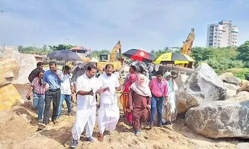 കോ​ർ​പ​റേ​ഷ​ൻ മേ​യ​ർ ടി.​ഒ. മോ​ഹ​ന​ന്റെ നേ​തൃ​ത്വ​ത്തി​ൽ പ​യ്യാ​മ്പ​ലം പു​ലി​മു​ട്ട് സ​ന്ദ​ർ​ശി​ക്കു​ന്നു