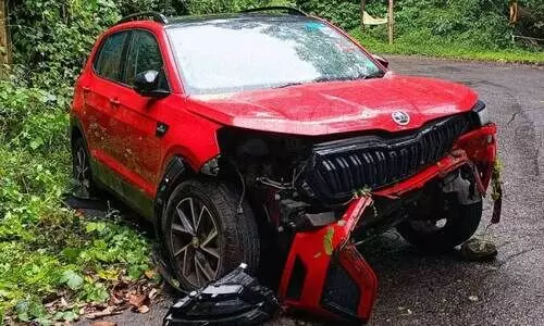 പൊ​ന്മു​ടി​യി​ൽ അ​പ​ക​ട​ത്തി​ൽ​പ്പെ​ട്ട കാ​ർ