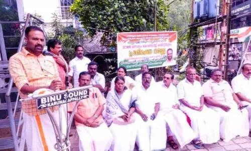 ടൗ​ൺ മ​ണ്ഡ​ലം കോ​ൺ​ഗ്ര​സ് ക​മ്മി​റ്റി​യു​ടെ നേ​തൃ​ത്വ​ത്തി​ൽ ന​ട​ന്ന ധ​ർ​ണ  സി.​ആ​ർ. മ​ഹേ​ഷ് എം.​എ​ൽ.​എ ഉ​ദ്ഘാ​ട​നം ചെ​യ്യു​ന്നു