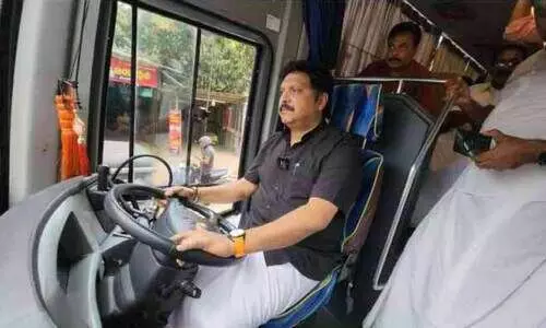 ന​വ​കേ​ര​ള സ​ദ​സ്സി​ന് മു​ന്നോ​ടി​യാ​യി കെ.​ബി. ഗ​ണേ​ഷ്​​കു​മാ​ര്‍ എം.​എ​ല്‍.​എ ബ​സി​ന്റെ പ​രീ​ക്ഷ​ണ​യോ​ട്ടം ന​ട​ത്തു​ന്നു