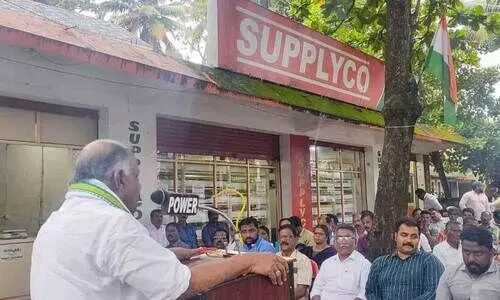 തൊ​ടി​യൂ​ർ മ​ണ്ഡ​ലം കോ​ൺ​ഗ്ര​സ്‌ ക​മ്മി​റ്റി ത​ഴ​വ സ​പ്ലൈ​കോ സൂ​പ്പ​ർ മാ​ർ​ക്ക​റ്റി​നു​മു​ന്നി​ൽ  ന​ട​ത്തി​യ പ്ര​തി​ഷേ​ധ ധ​ർ​ണ കെ.​സി. രാ​ജ​ൻ ഉ​ദ്ഘാ​ട​നം ചെ​യ്യു​ന്നു