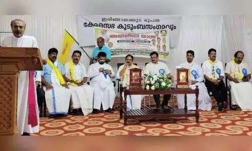 ക​ത്തോ​ലി​ക്ക കോ​ണ്‍ഗ്ര​സി​ന്റെ ക​ര്‍ഷ​ക അ​തി​ജീ​വ​ന​യാ​ത്ര​ക്ക് ആ​ളൂ​രി​ല്‍ ന​ല്‍കി​യ സ്വീ​ക​ര​ണം  ബി​ഷ​പ് മാ​ര്‍ പോ​ളി ക​ണ്ണൂ​ക്കാ​ട​ന്‍ ഉ​ദ്ഘാ​ട​നം ചെ​യ്യു​ന്നു