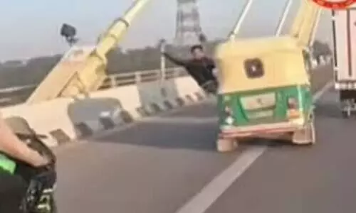 സൈക്കിൾ യാത്രികനെ ഇടിച്ചിട്ടു; ഓടുന്ന ഓട്ടോറിക്ഷയിൽ അഭ്യാസം: മുട്ടൻ പണി നൽകി പൊലീസ്