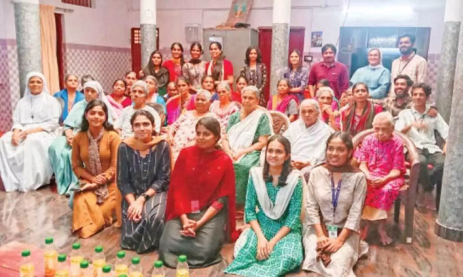 തൃ​ശൂ​ർ സെ​ന്റ് തോ​മ​സ് കോ​ള​ജി​ലെ സോ​ഷ്യ​ൽ​വ​ർ​ക്ക്‌ ഡി​പ്പാ​ർ​ട്ട്മെ​ന്റ് ഒ​ന്നാം വ​ർ​ഷ വി​ദ്യാ​ർ​ഥി​ക​ൾ കൊ​ള​ങ്ങാ​ട്ടു​ക​ര ബ​ഥ​നി ഭ​വ​നി​ലെ അ​ന്തേ​വാ​സി​ക​ൾ​ക്കൊ​പ്പം