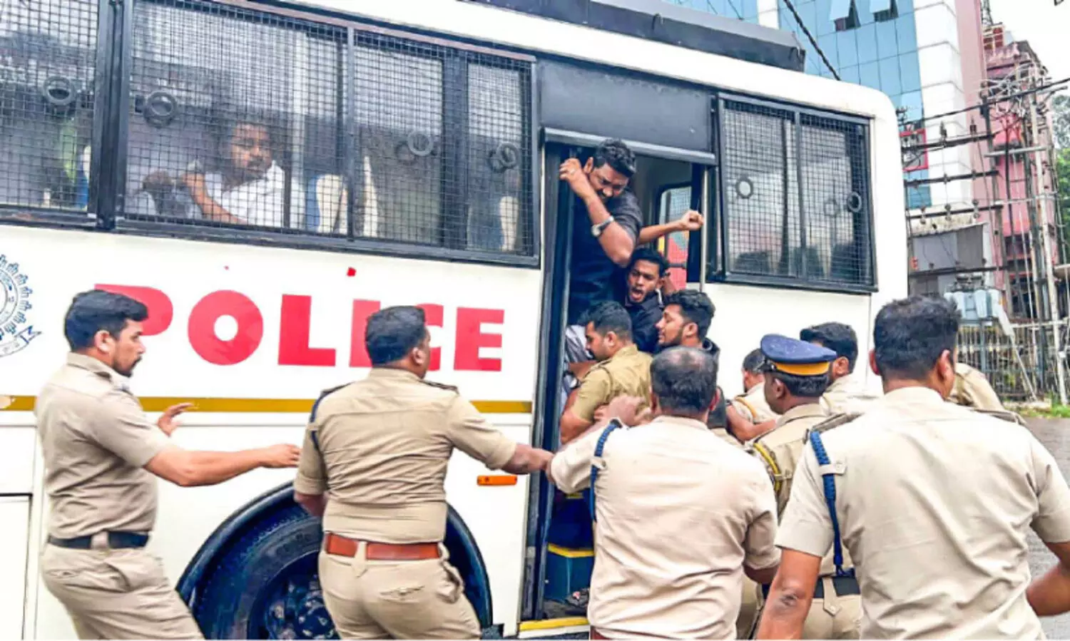 കരി​ങ്കൊടി പിരിമുറുക്കം സംഘർഷം അറസ്റ്റ്