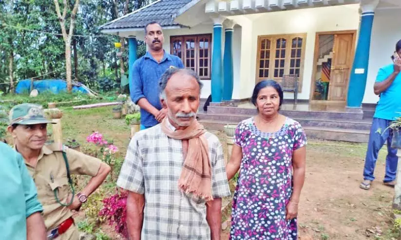 കടുവയുടെ മുന്നിൽപെട്ട വർഗീസും ഭാര്യ ആനീസും കടുവയുടെ മുന്നിൽപെട്ട വർഗീസും ഭാര്യ ആനീസും