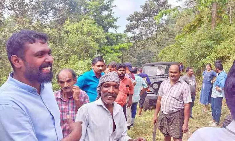 പൂ​ഴി​ത്തോ​ട് മു​ത​ൽ വ​നാ​തി​ർ​ത്തി വ​രെ ക​ർ​മ​സ​മി​തി കാ​ടു​വെ​ട്ടു​ന്നു