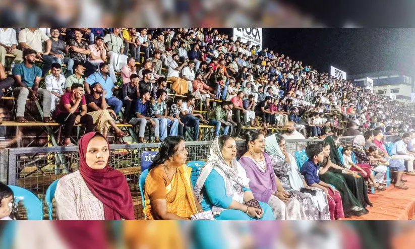 കളിയാവേശമുയർത്തി കാദറലി സേവൻസിനു തുടക്കം കളിയാവേശമുയർത്തി കാദറലി സേവൻസിനു തുടക്കം