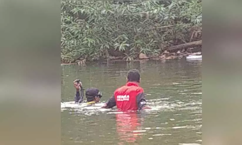 കോടഞ്ചേരി നിധിൻ വധക്കേസിലെ തൊണ്ടിമുതലിനായി അഗ്നിരക്ഷാസേന ഇരുവഴിഞ്ഞിപ്പുഴയിൽ തിരച്ചിൽ നടത്തുന്നു