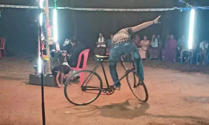 ജീവിതത്തിന്റെ രണ്ടറ്റം കൂട്ടിമുട്ടിക്കാൻ സൈക്കിൾ യജ്ഞ സംഘമെത്തി ജീവിതത്തിന്റെ രണ്ടറ്റം കൂട്ടിമുട്ടിക്കാൻ സൈക്കിൾ യജ്ഞ സംഘമെത്തി